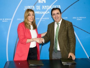 Susana Díaz y Vicente Guzmán, tras la firma del convenio.